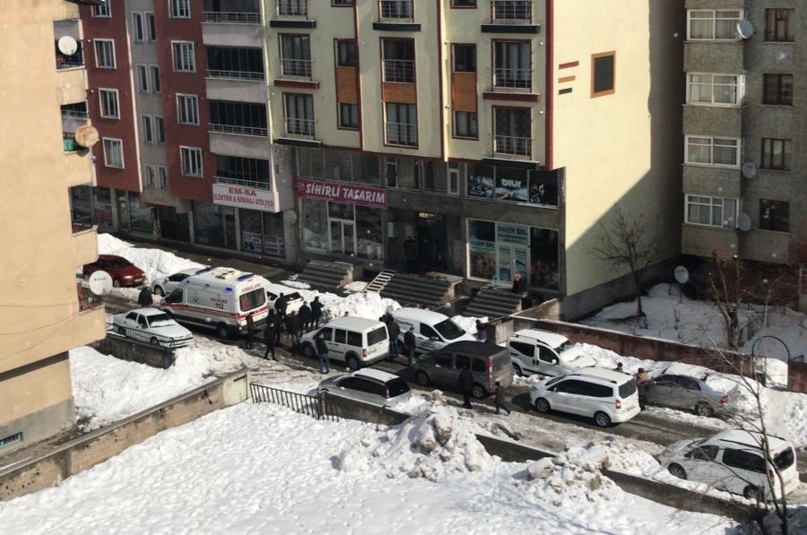 Genç hemşire evinde ölü bulundu 