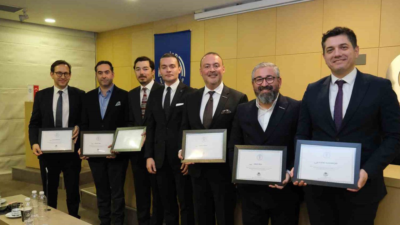 Genç iş dünyası İzmir’de buluştu! Dönüşüm ve iş birliği masaya yatırıldı