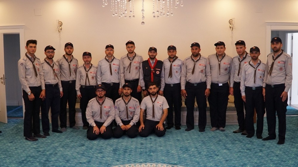 Genç izciler fularlarını taktı 