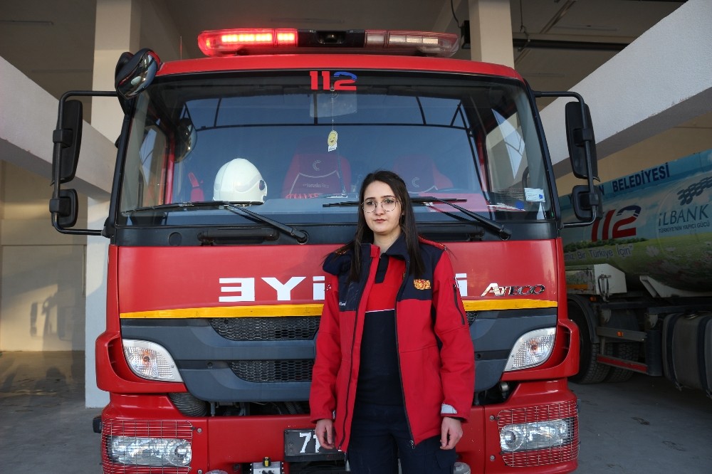 Genç kadın baba mesleğini tercih etti, itfaiyeci oldu 