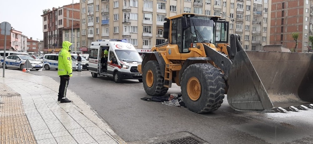 Genç kadın iş makinesinin altında can verdi 