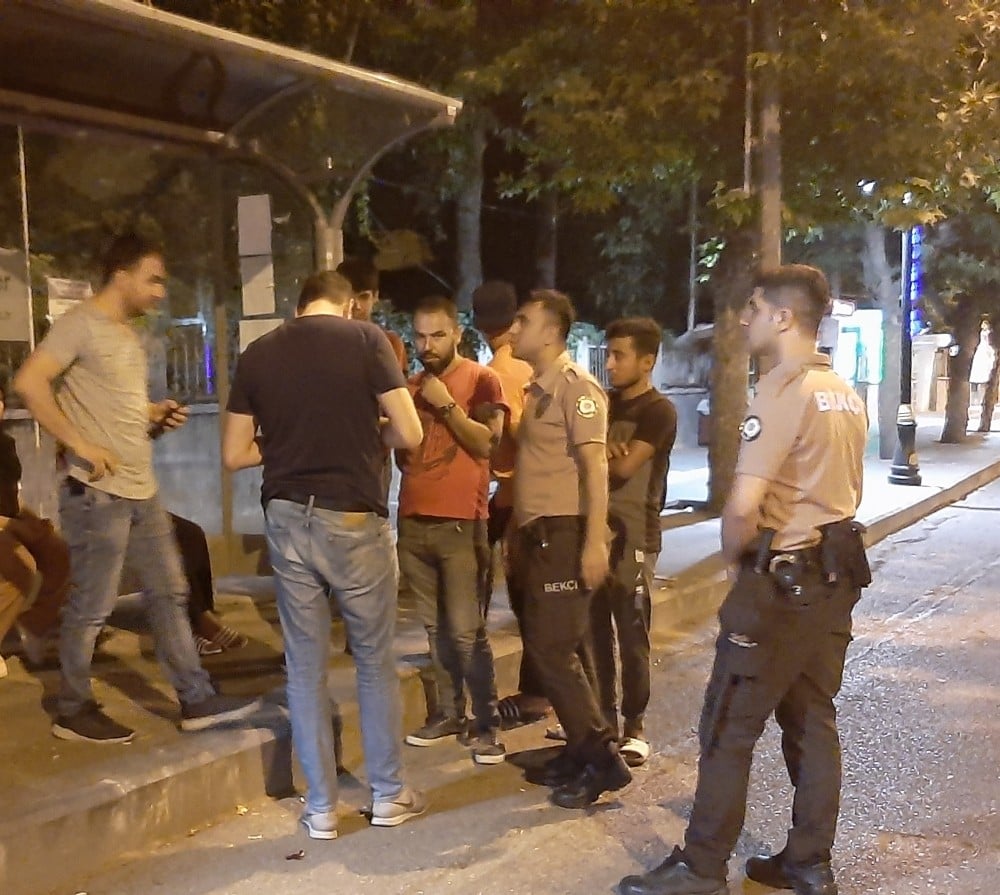 Genç kadının çantasını zorla alıp kaçtılar 