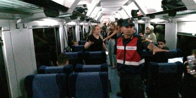 Genç kadının trende yaptıkları çileden çıkardı!
