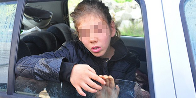 Genç kız arabada yaşıyor