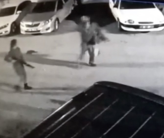 Genç kız, arkadaşını pompalı tüfekle vurdu 