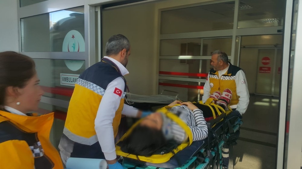 Genç kız balkondan düştü 