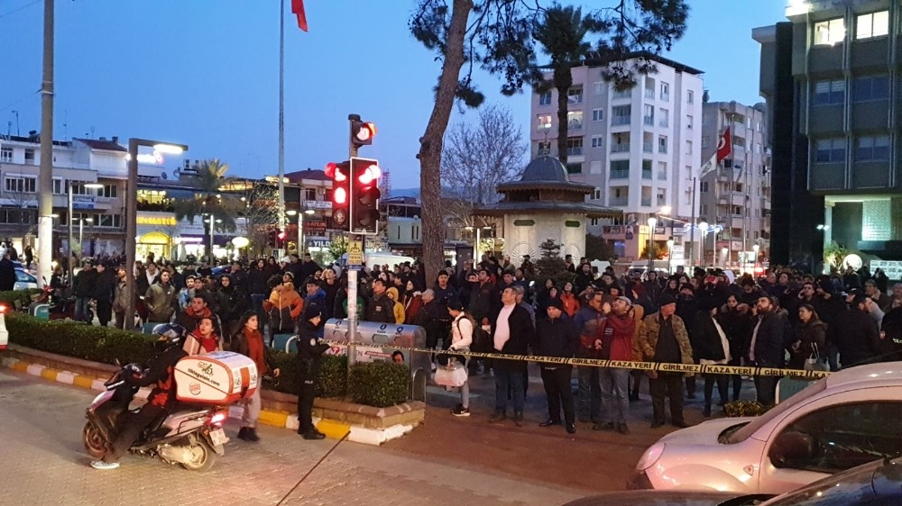 Genç kız çatıya çıktı, çevrede toplananlar adeta film gibi izledi 