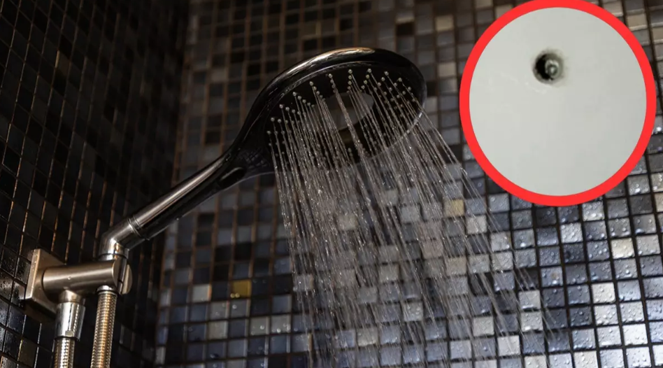 Genç kız fark etti, gerçek ortaya çıktı: Komşunun banyosunda gizli kamera rezaleti! Üst kattan delik açıp görüntü kaydetmiş