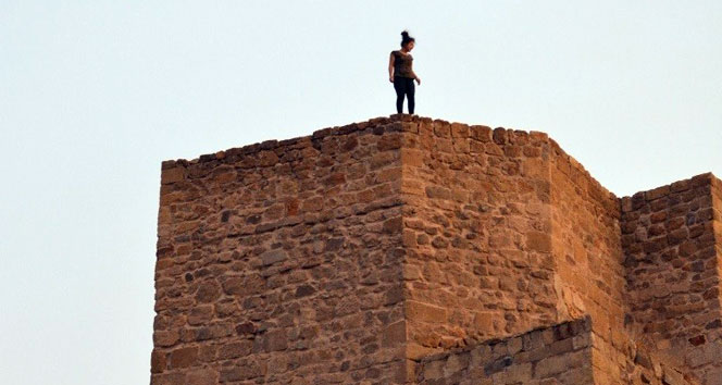 Genç kız kale surlarından aşağı atladı