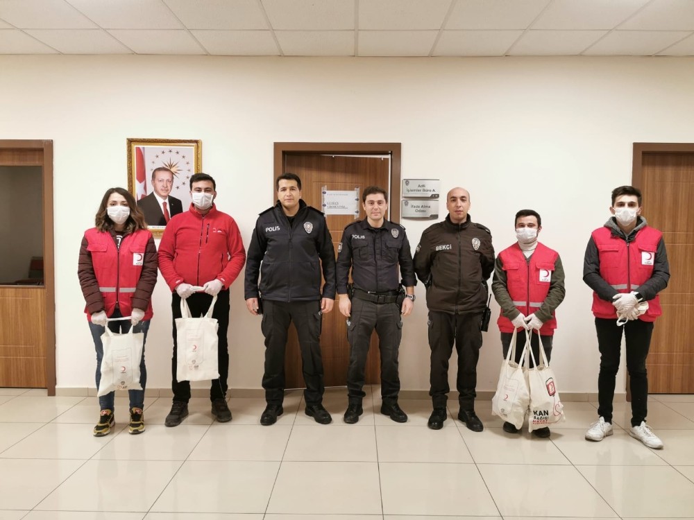 Genç Kızılay Bilecik gönüllülerinden 112, polis ve sağlık personellerine destek 