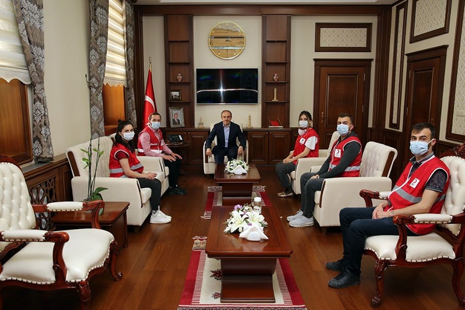 Genç Kızılay Gönüllüleri Vali Cüneyt Epcim’i ziyaret etti 