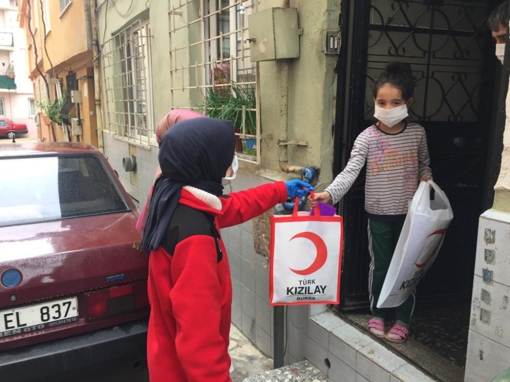 Genç Kızılay, minik Fatmanur’u yalnız bırakmadı 