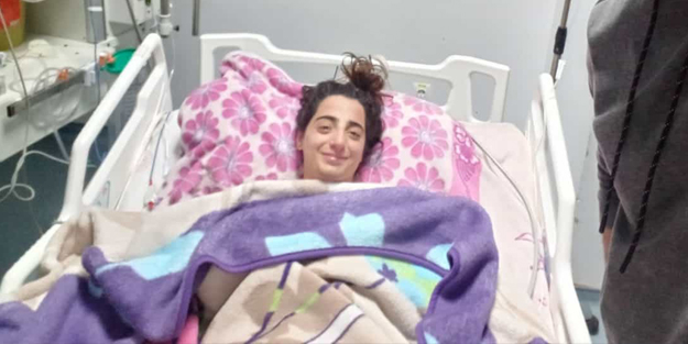 Genç kızın enkaz altında yaşadıkları yürekleri dağladı! Vefat eden annesini 3 gün boyunca beslemiş