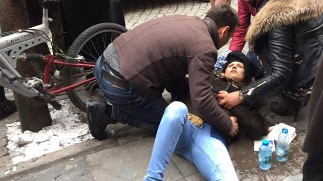 Genç kızın kafasına 3. kattan pencere düştü