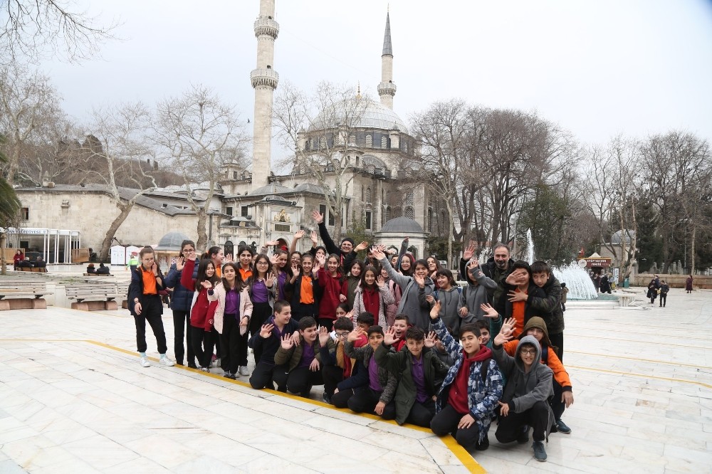 Genç mihmandarlar Eyüpsultan’ı geziyor 