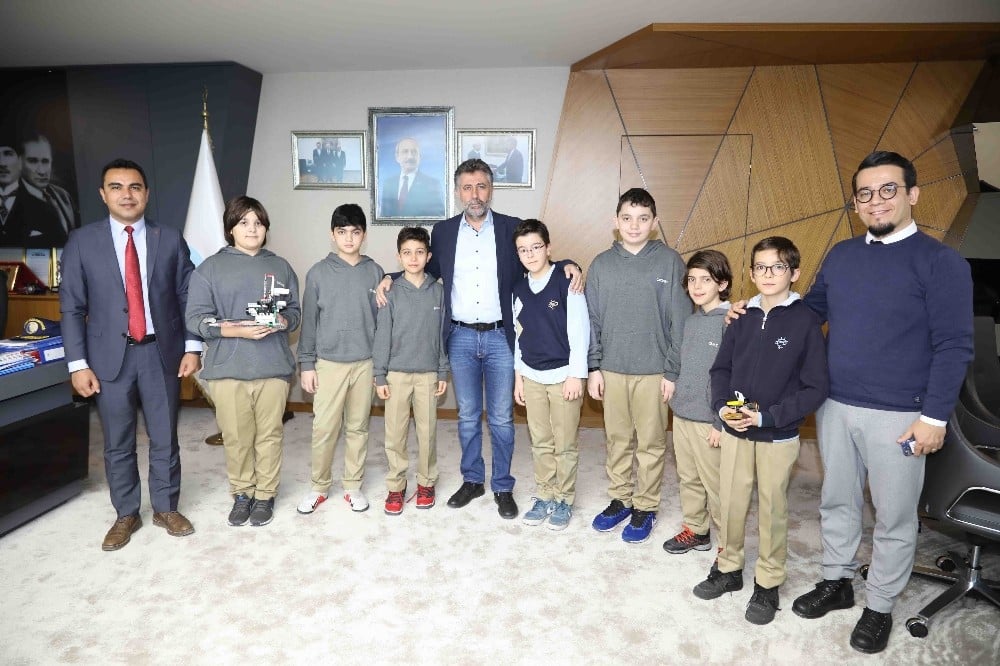 Genç mucitlerden yaya geçidi projesi 