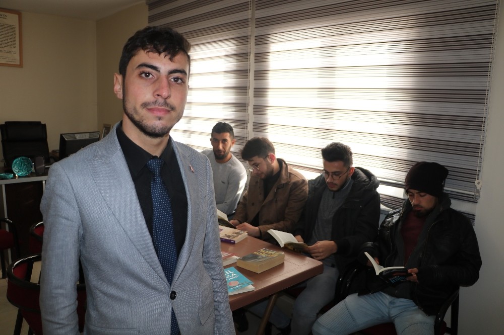 Genç muhtardan alkışlanacak hareket 