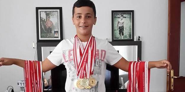 Genç pehlivan madalyaya doymuyor
