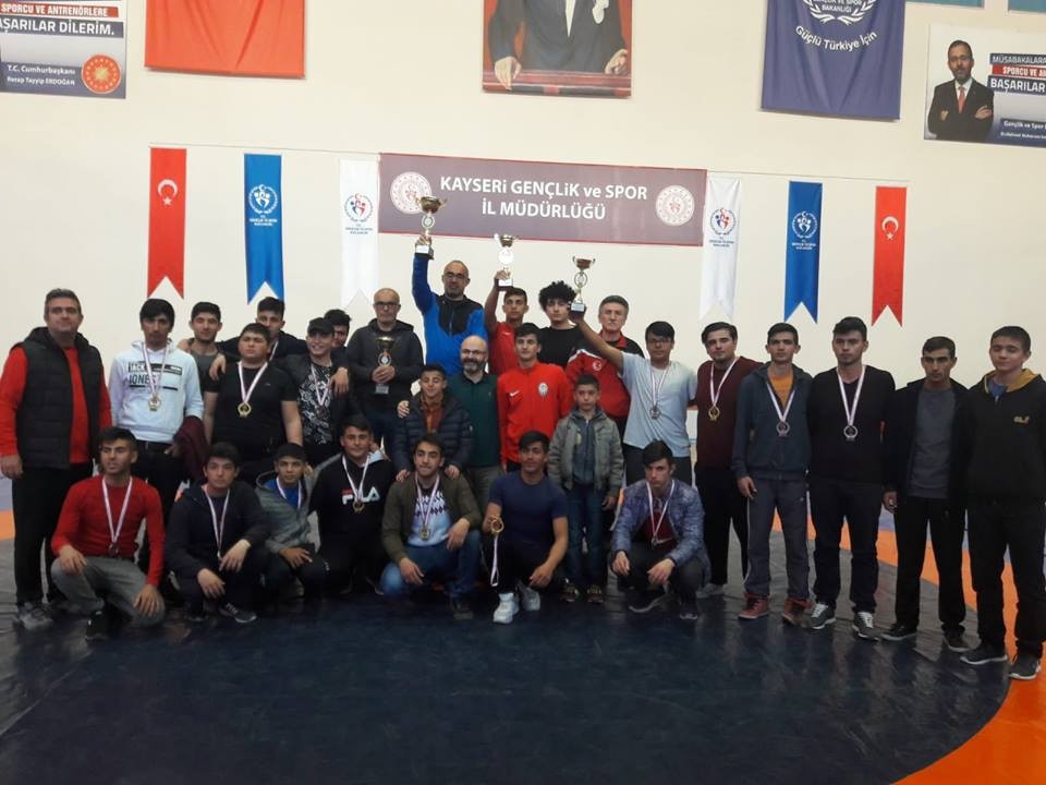 Genç Pehlivanlar Okullar Arası Müsabakalarda Mindere Çıktı 