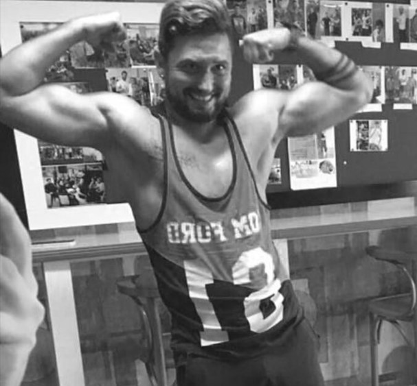 Genç sporcu sokakta ölü bulundu!