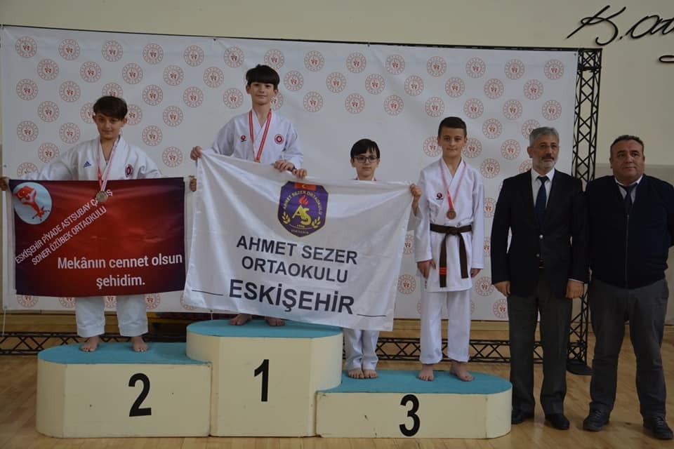 Genç sporcudan anlamlı pankart 