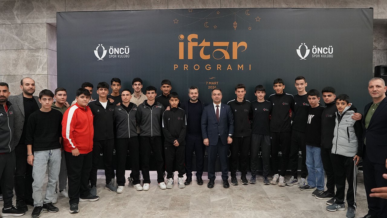 Genç sporcular Öncü Spor iftarında buluştu