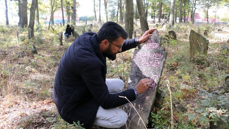 Genç tarihçiler geçmişin izini mezar taşlarında sürüyor