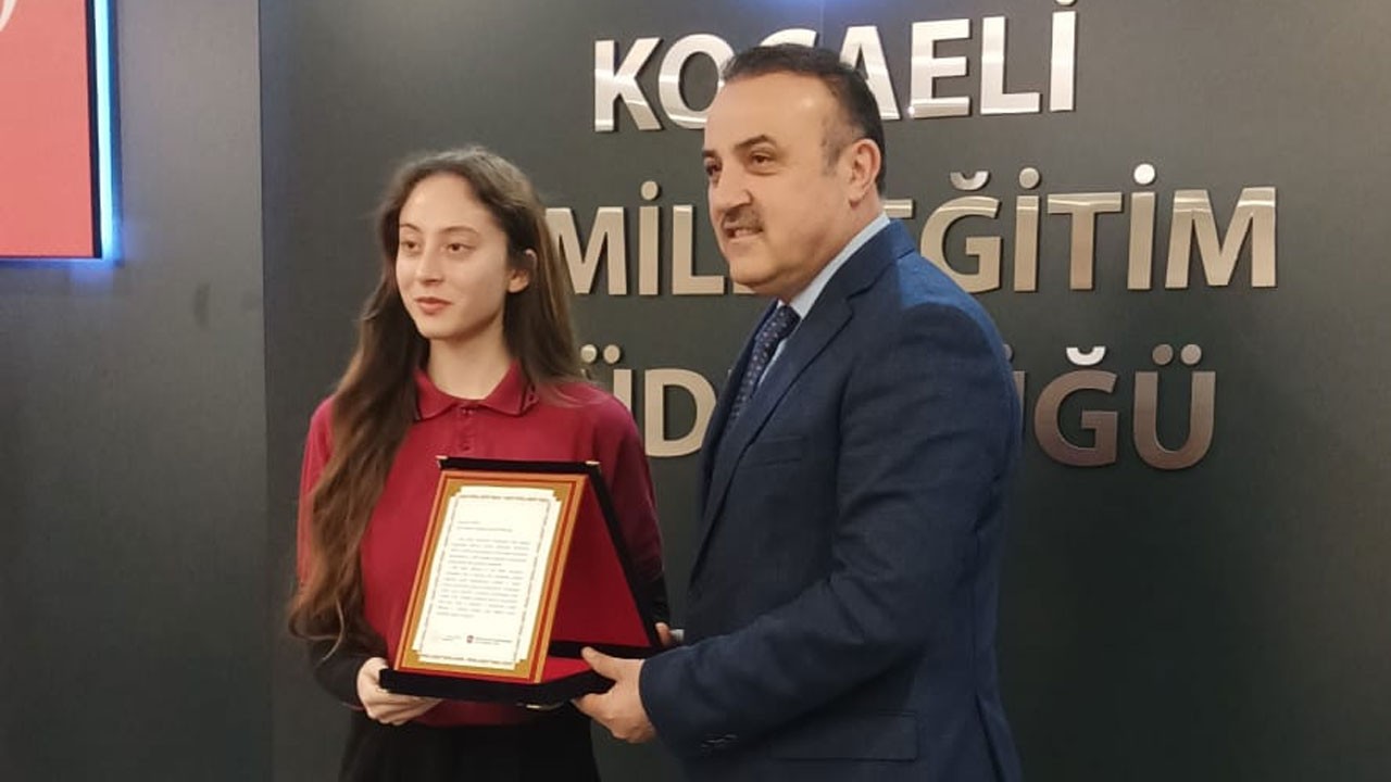 Genç tasarımcıya KAAN uçağı modeli hediye edildi