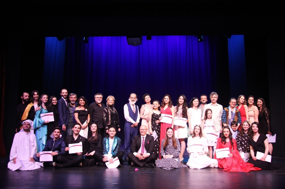 Genç tiyatrocular fırtına gibi 