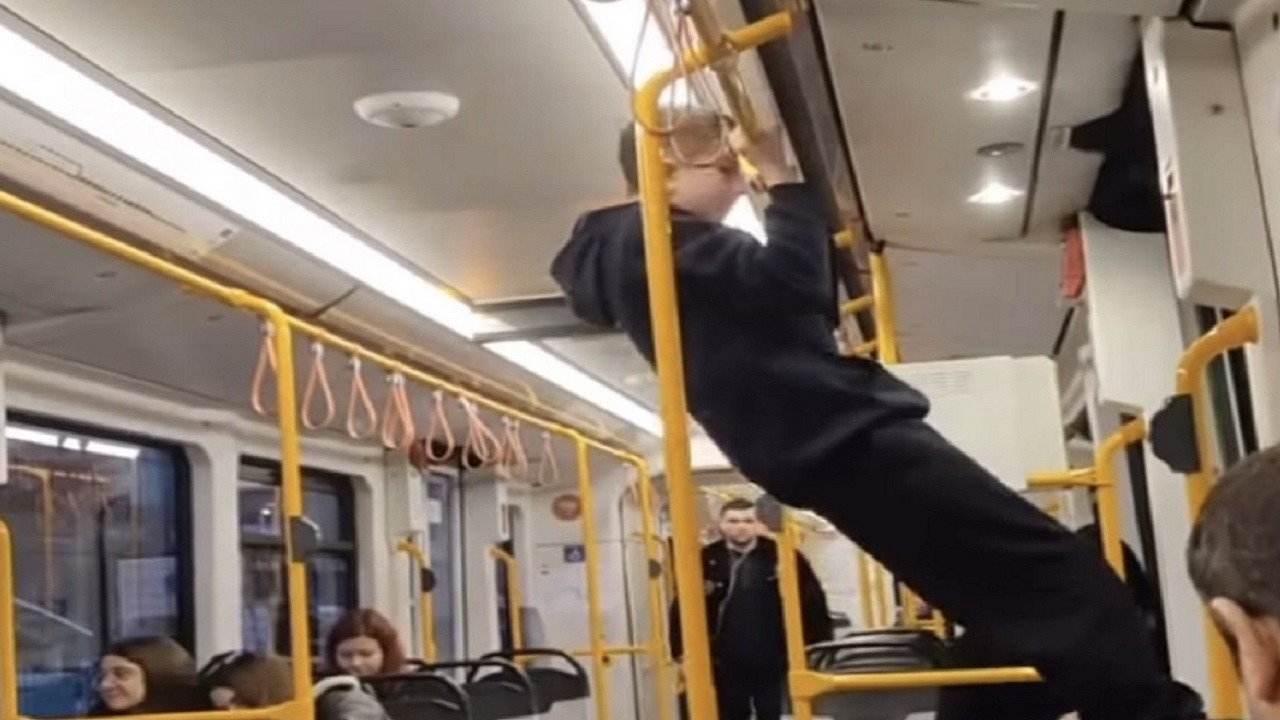 Gencin metroda yaptığına bakın