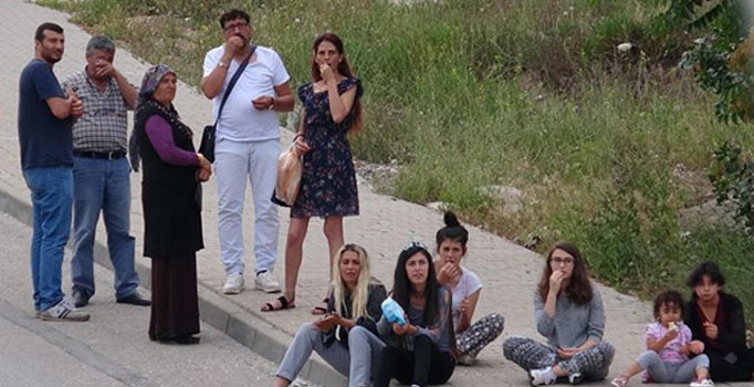 Genç kızın intihar girişimini çekirdek çitleyerek izlediler