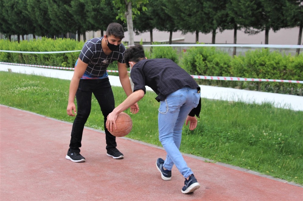 Gençler 4 saatlik izinlerinde soluğu yürüyüş parklarında aldı 