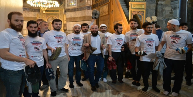 Gençler Ayasofya'ya öyle bir girdiler ki...