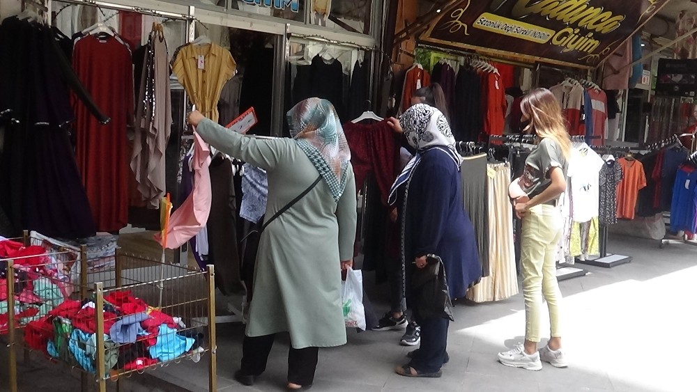 Gençler çarşıya koştu 