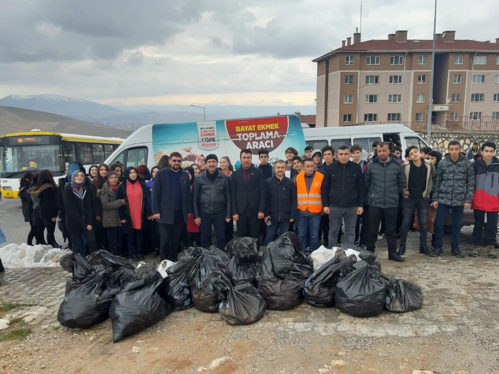 Gençler doğadaki hayvanlar için yiyecek bıraktı 