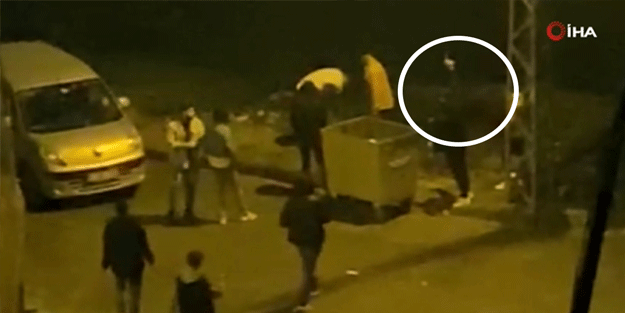 Gençler ellerine aldıkları silahla havaya ateş açtı