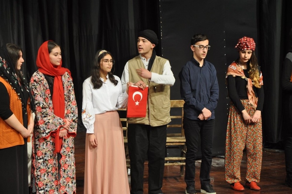 Gençler hayallerini sahneye taşıdı 