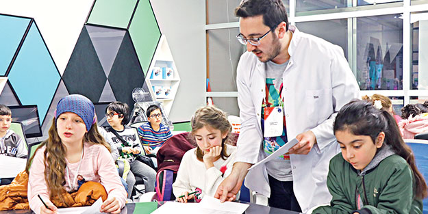 Gençler, İslam âlimlerini atölyelerde tanıyor
