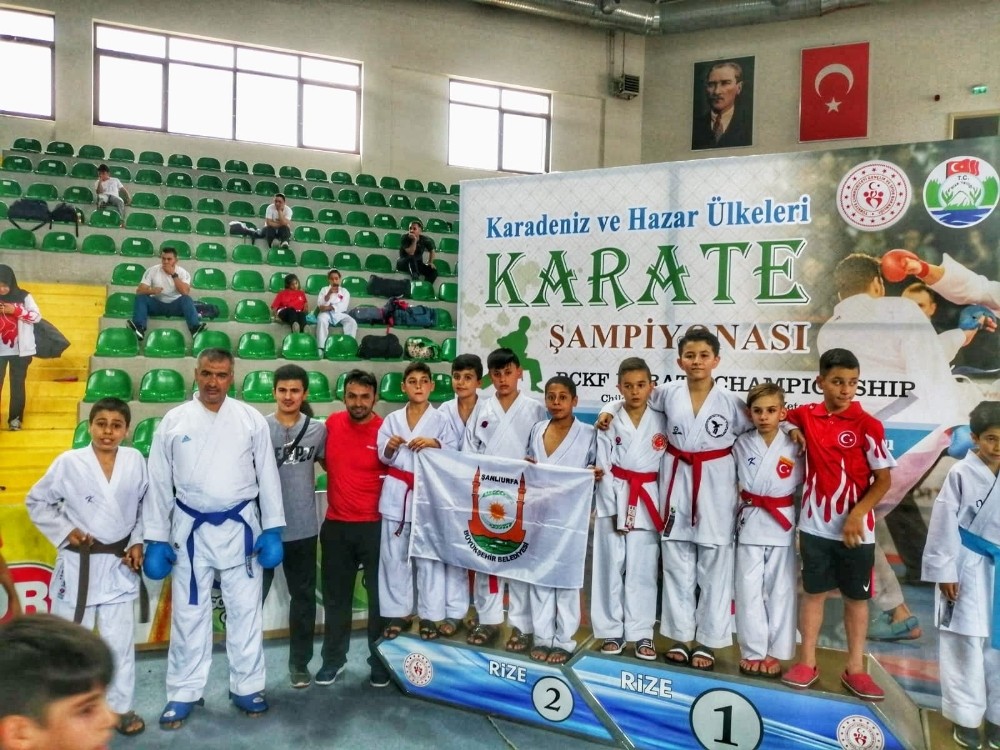 Gençler karate şampiyonasından madalyalarla döndü 
