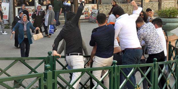 Gençler kavga etti kadınlar ayırdı!