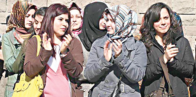 Gençler mutlu ve umutlu