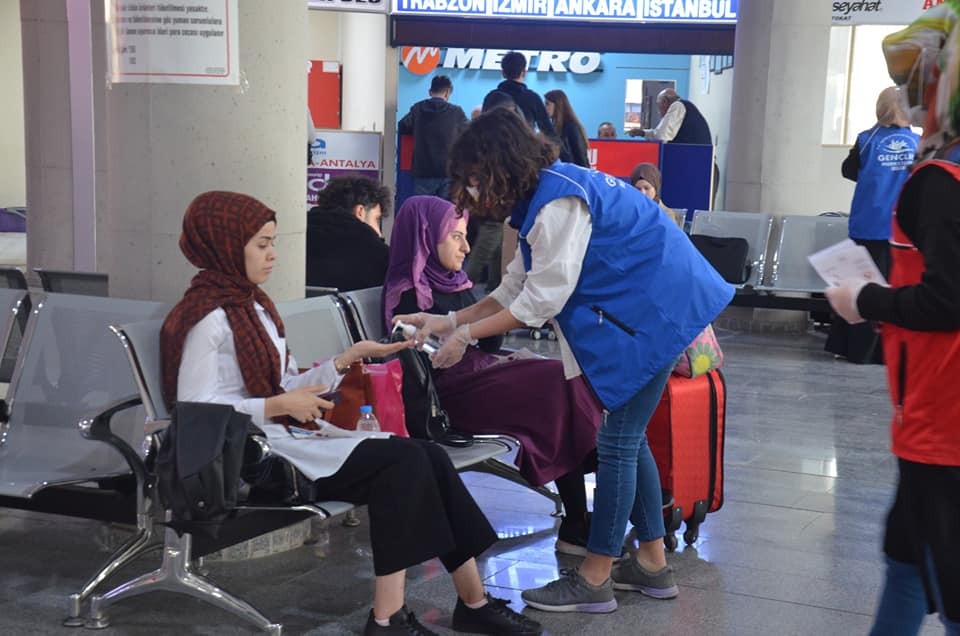 Gençler otogarda el dezenfektan uygulaması yaptı 