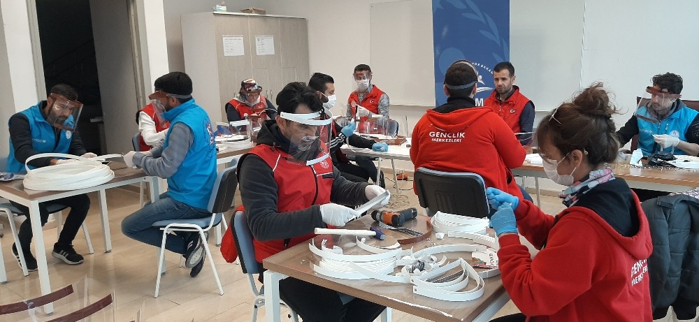 Gençler sağlık çalışanları için yüz kalkanı üretiyor 