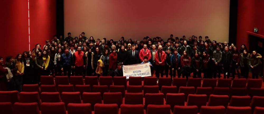 Gençler Sarıkamış şehitlerini ‘Beyaz Hüzün’ filmi ile andı 