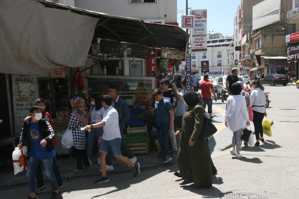 Gençler soluğu çarşıda aldı 