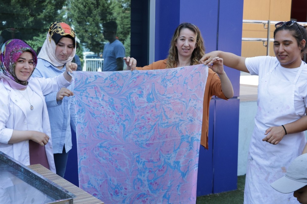 Gençler tezhip ve ebru sanatını öğreniyor 