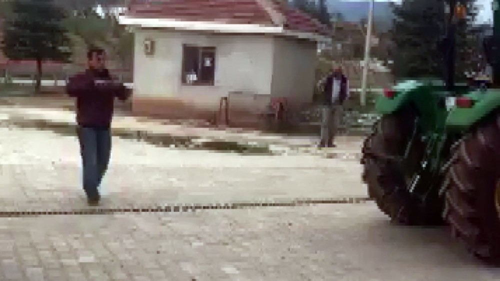 Gençler traktörleri birbirine bağlayıp güç yarıştırdı 