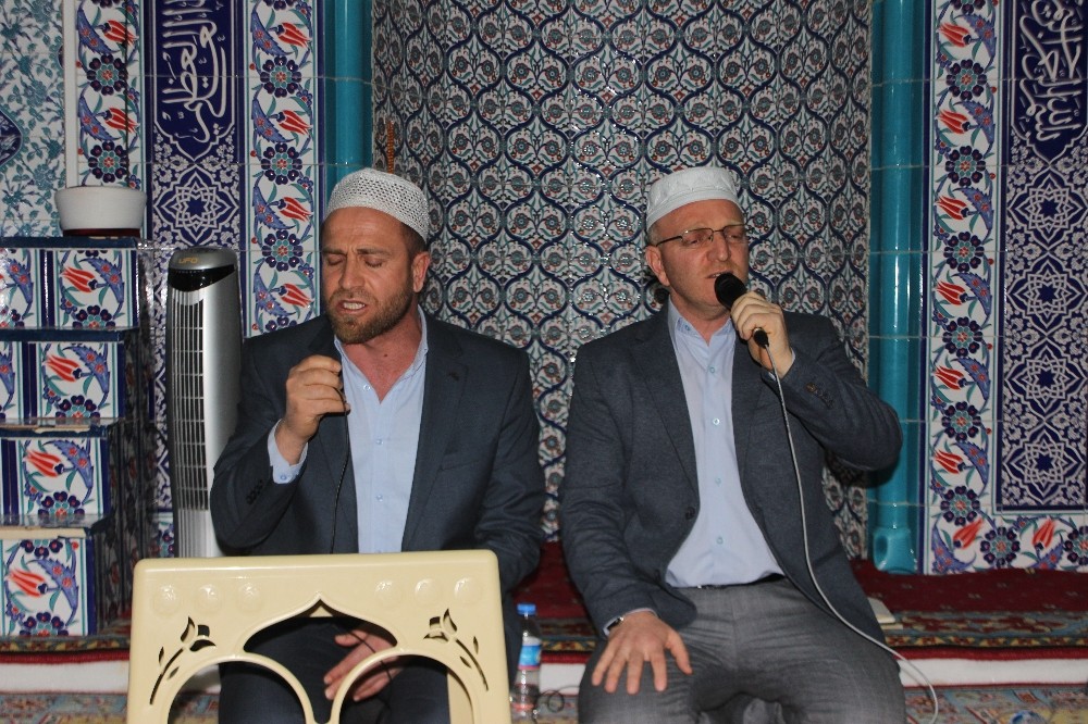 Gençler tüm şehitler için mevlit okuttu 