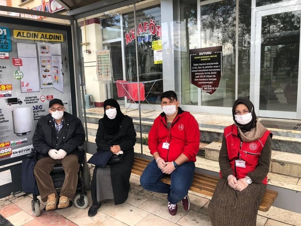 Gençler yaşlılara desteğini sürdürüyor 