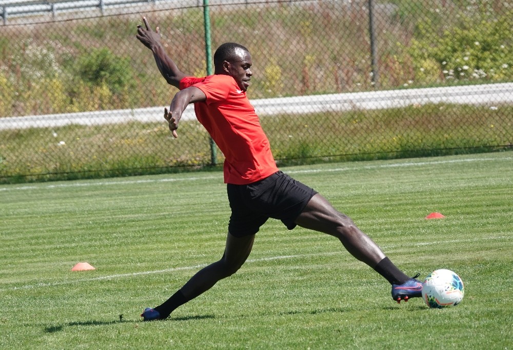 Gençlerbirliği’nin yeni transferi Zargo Toure, Bolu kampına katıldı 